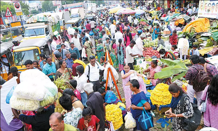ஆயுத பூஜைக்கு பொருட்கள் வாங்க சென்னையில் அலைமோதிய பொதுமக்கள் கூட்டம்