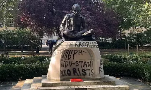 இங்கிலாந்தில் காந்தி சிலை உடைப்பு - போலீசார் விசாரணை