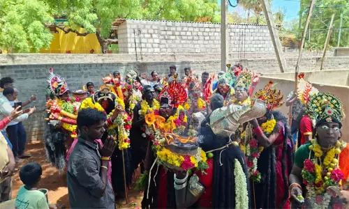 குலசை  தசரா திருவிழா களை கட்டியது: காளி வேடமணிந்து  ஆக்ரோஷமாக ஆடி வந்த பக்தர்கள்