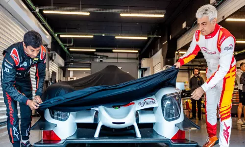 ஆசிய கார் ரேஸ் தொடர்:  புதிய ரேஸ் காரை அறிமுகம் செய்த அஜித்