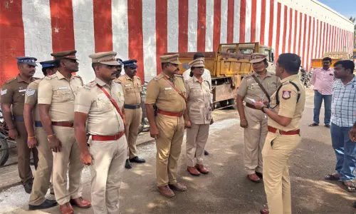 ஆழ்வார்திருநகரி காவல் நிலையத்தில் தூத்துக்குடி எஸ்.பி. ஆய்வு ஆழ்வார்திருநகரி காவல் நிலையத்தில் தூத்துக்குடி எஸ்.பி. ஆய்வு