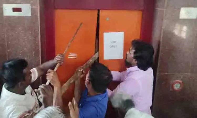 கலெக்டர் அலுவலக லிப்டில் சிக்கிக்கொண்ட பெண்