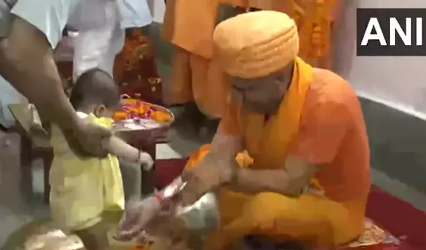 நவராத்திரி விழா: பெண் குழந்தைகளின் பாதங்களை கழுவி ‘கன்யா பூஜை’ செய்த உ.பி. முதல் மந்திரி