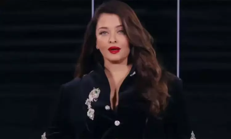 ராம்ப் வாக் செய்து அசத்திய நடிகை ஐஸ்வர்யா ராய் - வியந்து பார்த்த ரசிகர்கள்