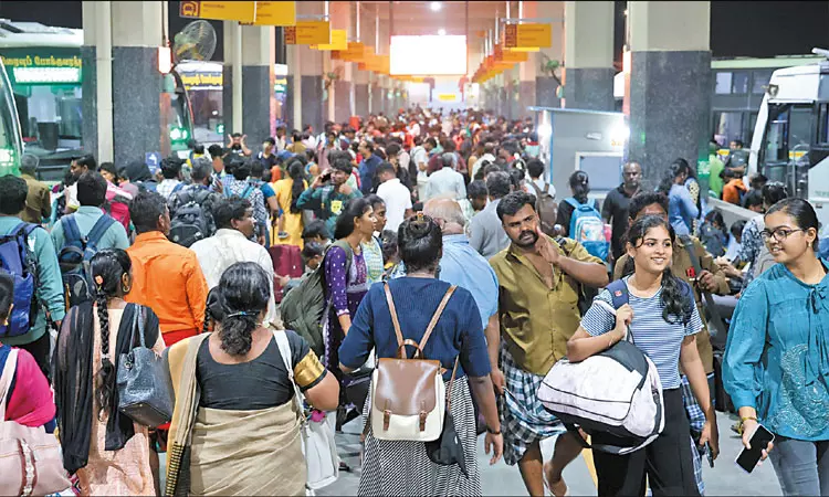 ஆயுதபூஜை தொடர் விடுமுறை; 6.92 லட்சம் பேர் சொந்த ஊர்களுக்கு பயணம்