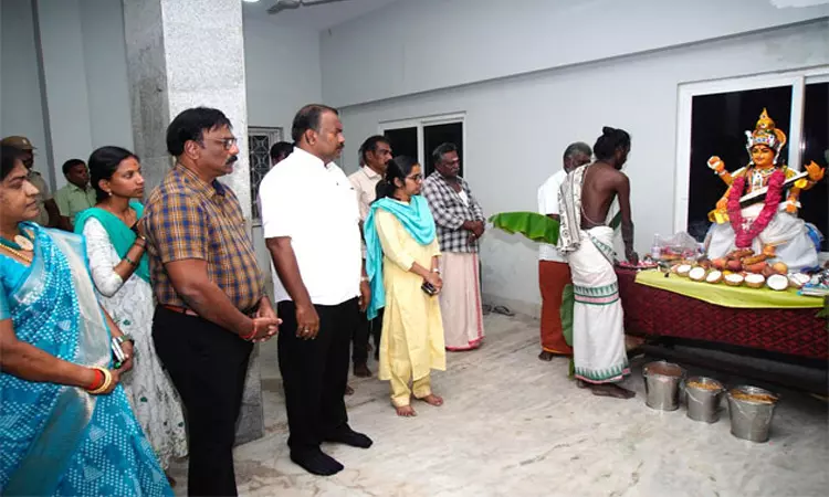 தூத்துக்குடி மாநகராட்சியில் சரஸ்வதி பூஜை விழா: மேயர், கமிஷனர் பங்கேற்பு