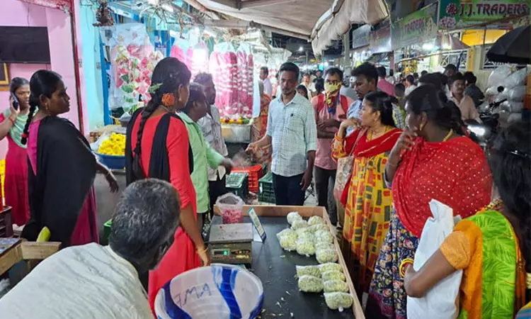 தூத்துக்குடி பூ மார்க்கெட்டில் மாநகராட்சி அதிகாரிகளுடன் வியாபாரிகள் வாக்குவாதம்