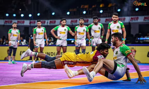 புரோ கபடி லீக்: பாட்னாவை வீழ்த்திய தெலுங்கு டைட்டன்ஸ் புரோ கபடி லீக்: பாட்னாவை வீழ்த்திய தெலுங்கு டைட்டன்ஸ்