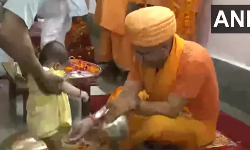 நவராத்திரி விழா: பெண் குழந்தைகளின் பாதங்களை கழுவி ‘கன்யா பூஜை’ செய்த உ.பி. முதல் மந்திரி
