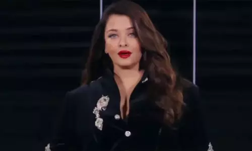 ராம்ப் வாக் செய்து அசத்திய நடிகை ஐஸ்வர்யா ராய் - வியந்து பார்த்த ரசிகர்கள்