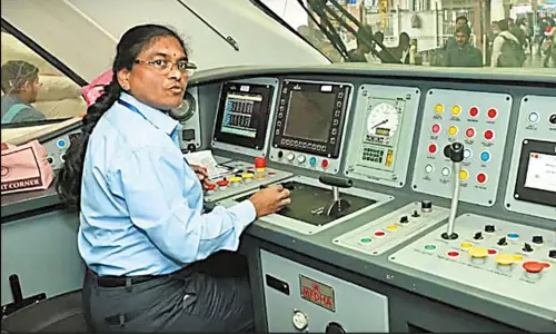 இந்திய ரெயில்வேயின் முதல் பெண் என்ஜின் டிரைவர் பணி ஓய்வு இந்திய ரெயில்வேயின் முதல் பெண் என்ஜின் டிரைவர் பணி ஓய்வு