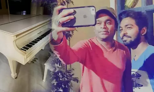 தேசிய விருது வென்ற ஜி.வி.பிரகாஷுக்கு பியானோவை பரிசளித்த ஏ.ஆர்.ரகுமான்