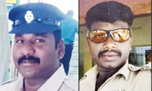 இளம்பெண் பாலியல் வன்கொடுமை வழக்கு: 2 போலீஸ்காரர்கள் பணி நீக்கம் இளம்பெண் பாலியல் வன்கொடுமை வழக்கு: 2 போலீஸ்காரர்கள் பணி நீக்கம்