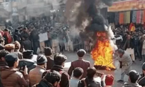 பாகிஸ்தான் அரசுக்கு எதிராக போராட்டம்.. துப்பாக்கிச்சூட்டில் 12 பேர் பலி