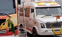 ஆயுதபூஜை கொண்டாடிய தவெக