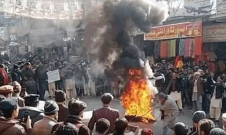 பாகிஸ்தான் ஆக்கிரமிப்பு காஷ்மீரில் போராட்டக்காரர்கள் மீது துப்பாக்கி சூடு; 12 பேர் உயிரிழப்பு பாகிஸ்தான் ஆக்கிரமிப்பு காஷ்மீரில் போராட்டக்காரர்கள் மீது துப்பாக்கி சூடு; 12 பேர் உயிரிழப்பு