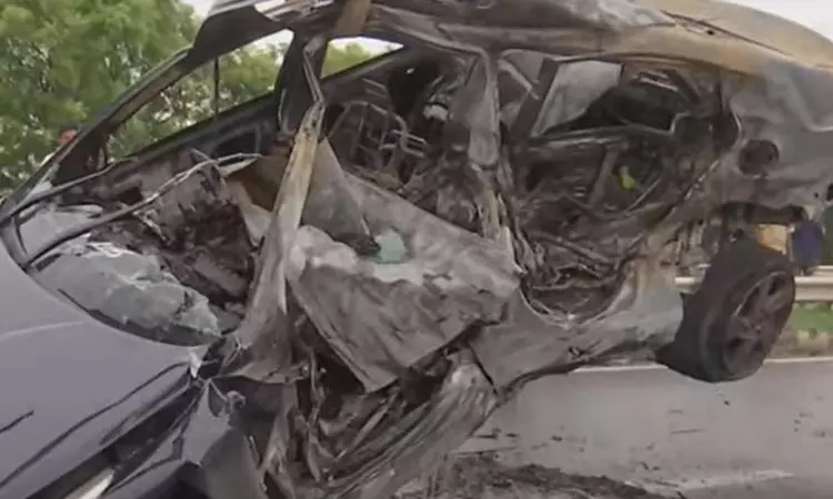 விழுப்புரம் அருகே கார் மோதி தீப்பிடித்து 3 பேர் பலி