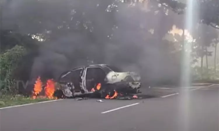 சாலையில் திடீரென தீப்பற்றி எரிந்த கார் - நூலிழையில் உயிர் தப்பிய தம்பதி