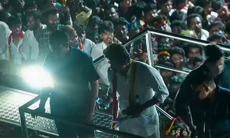 விஜயின் பாதுகாப்பில் குறைபாடா? அதிகாரிகளிடம் விளக்கம் கேட்கும் உள்துறை அமைச்சகம் விஜயின் பாதுகாப்பில் குறைபாடா? அதிகாரிகளிடம் விளக்கம் கேட்கும் உள்துறை அமைச்சகம்