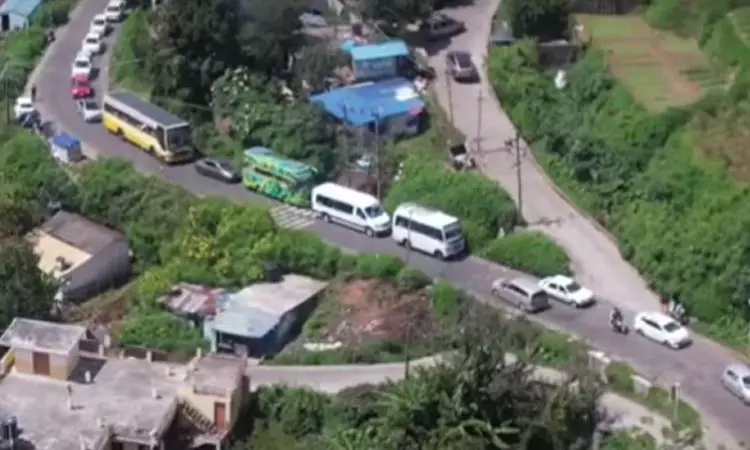 2-வது நாளாக.. கொடைக்கானலில் பல கிலோ மீட்டருக்கு அணிவகுத்து நிற்கும் வாகனங்கள்