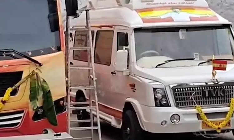 ஆயுதபூஜை கொண்டாடிய தவெக