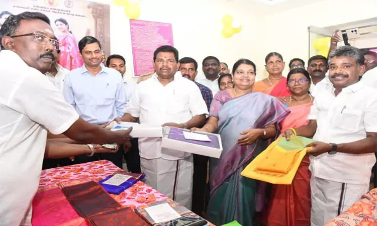 தூத்துக்குடி: காதி கிராப்ட் அங்காடியில் தீபாவளி கதர் சிறப்பு விற்பனை தொடக்கம் தூத்துக்குடி: காதி கிராப்ட் அங்காடியில் தீபாவளி கதர் சிறப்பு விற்பனை தொடக்கம்