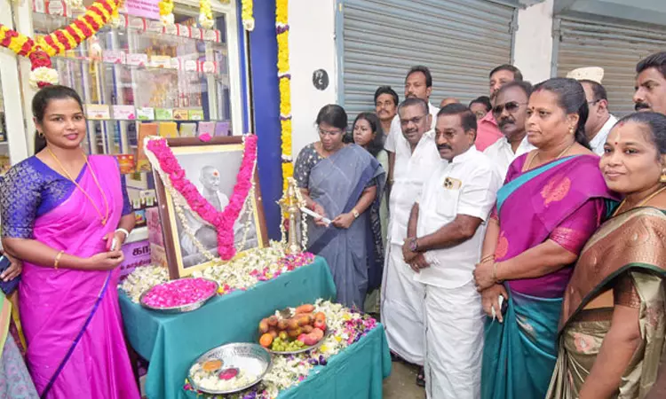 கன்னியாகுமரி: கதர் அங்காடிகளில் தீபாவளி சிறப்பு தள்ளுபடி விற்பனை- கலெக்டர் துவக்கி வைத்தார்