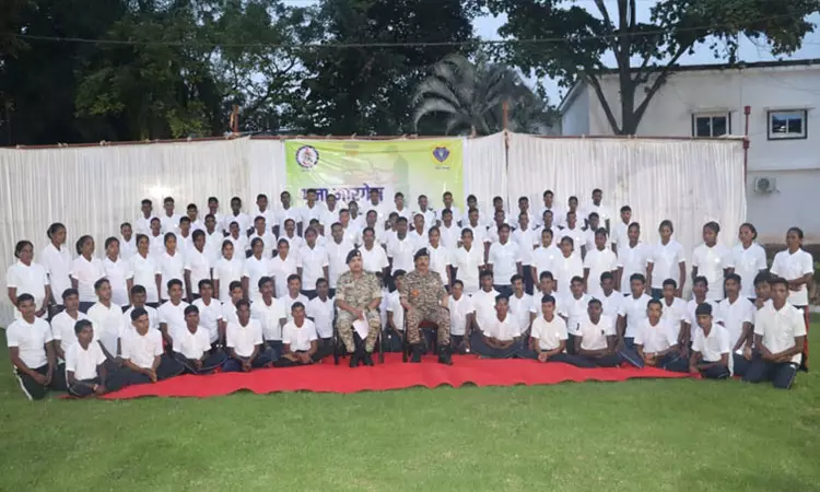 சத்தீஷ்கார்:  பெண்கள் உள்ளிட்ட 103 நக்சலைட்டுகள் போலீசில் சரண்