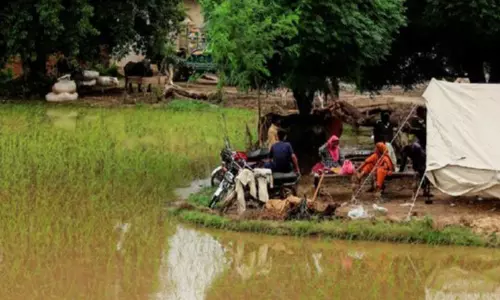 பாகிஸ்தானில் தொடர் மழை, வெள்ளம்; பலி எண்ணிக்கை 1006 ஆக உயர்வு பாகிஸ்தானில் தொடர் மழை, வெள்ளம்; பலி எண்ணிக்கை 1006 ஆக உயர்வு