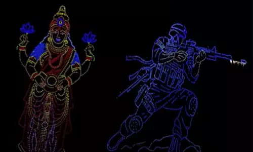 மைசூரு தசரா திருவிழா: வானை வண்ணமயமாக்கிய 3,000 டிரோன்கள்