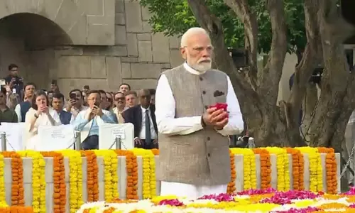 காந்தி ஜெயந்தி: நினைவிடத்தில் பிரதமர் மோடி மரியாதை காந்தி ஜெயந்தி: நினைவிடத்தில் பிரதமர் மோடி மரியாதை