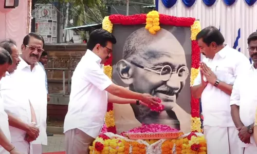 காந்தியின் உருவ படத்திற்கு முதல்-அமைச்சர் மு.க.ஸ்டாலின் மரியாதை