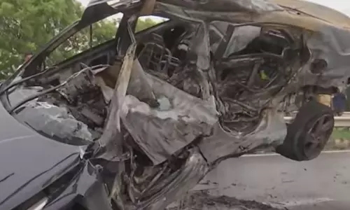 விழுப்புரம் அருகே கார் மோதி தீப்பிடித்து 3 பேர் பலி