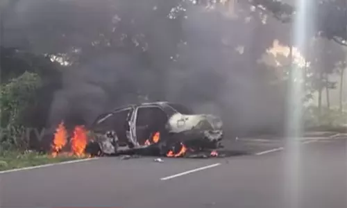 சாலையில் திடீரென தீப்பற்றி எரிந்த கார் - நூலிழையில் உயிர் தப்பிய தம்பதி