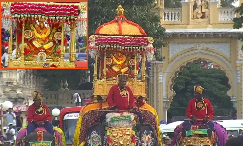 மைசூரு தசரா விழாவில் ஜம்பு சவாரி.. தங்க அம்பாரியில் யானை மீதேறி வலம் வரும் சாமுண்டீஸ்வரி அம்மன்