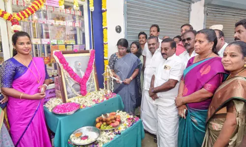கன்னியாகுமரி: கதர் அங்காடிகளில் தீபாவளி சிறப்பு தள்ளுபடி விற்பனை- கலெக்டர் துவக்கி வைத்தார் கன்னியாகுமரி: கதர் அங்காடிகளில் தீபாவளி சிறப்பு தள்ளுபடி விற்பனை- கலெக்டர் துவக்கி வைத்தார்