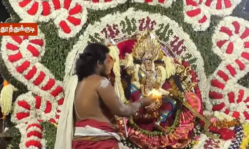 குலசை தசரா திருவிழா: சூரசம்ஹார நிகழ்ச்சி கோலாகலம்; திரளான பக்தர்கள் சாமி தரிசனம் குலசை தசரா திருவிழா: சூரசம்ஹார நிகழ்ச்சி கோலாகலம்; திரளான பக்தர்கள் சாமி தரிசனம்