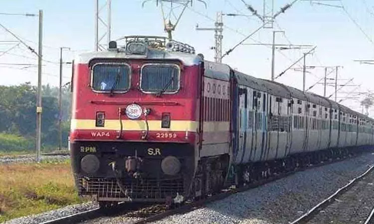 ஓடும் ரெயிலில் இருந்து தவறி விழுந்த தந்தை, மகள் - ஈரோட்டில் பரபரப்பு