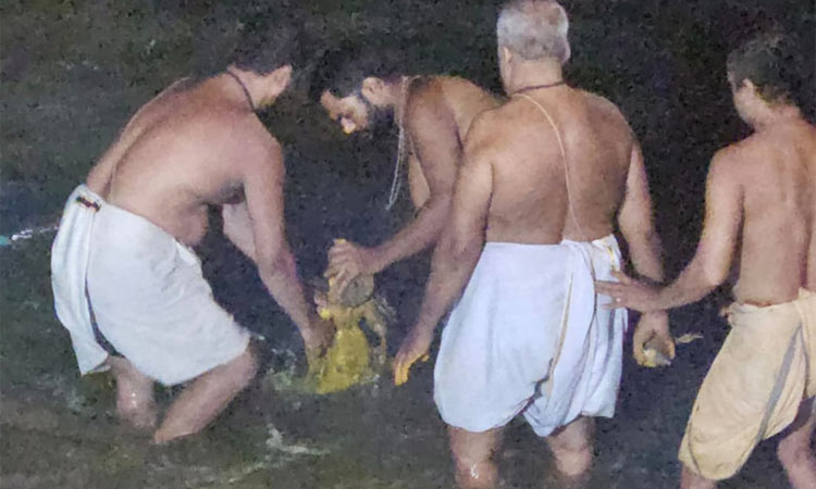 கன்னியாகுமரி பகவதி அம்மன் கோவில் கிழக்கு வாசல் திறப்பு.. முக்கடல் சங்கமத்தில் அம்மனுக்கு ஆராட்டு