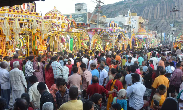 ஒரே இடத்தில் 14 தேர்கள்... கிருஷ்ணகிரியில் நவராத்திரி நிறைவு விழா கோலாகலம் ஒரே இடத்தில் 14 தேர்கள்... கிருஷ்ணகிரியில் நவராத்திரி நிறைவு விழா கோலாகலம்