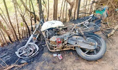 த.வெ.க. பிரமுகர் வீட்டில் பெட்ரோல் ஊற்றி தீ வைப்பு: 5 பேர் கைது