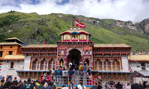 குளிர் காலத்தை முன்னிட்டு பத்ரிநாத் கோவில் கதவுகள் மூடல் குளிர் காலத்தை முன்னிட்டு பத்ரிநாத் கோவில் கதவுகள் மூடல்