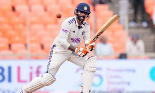 டெஸ்ட் கிரிக்கெட்: தோனியின் சாதனையை முறியடித்து வரலாறு படைத்த ஜடேஜா டெஸ்ட் கிரிக்கெட்: தோனியின் சாதனையை முறியடித்து வரலாறு படைத்த ஜடேஜா