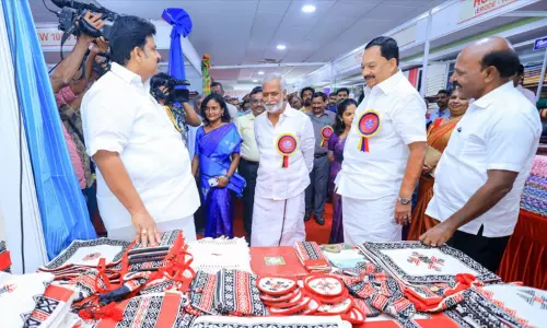 சென்னை கலைவாணர் அரங்கில் தேசிய கைத்தறி கண்காட்சி 2025 - அமைச்சர்கள் தொடங்கி வைத்தனர்