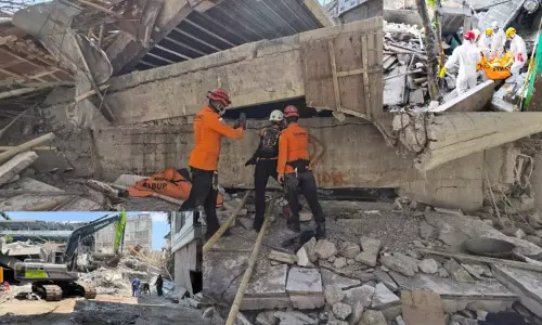 இந்தோனேசியாவில் மதப்பள்ளி இடிந்து விபத்து - பலி எண்ணிக்கை 13 ஆக உயர்வு இந்தோனேசியாவில் மதப்பள்ளி இடிந்து விபத்து - பலி எண்ணிக்கை 13 ஆக உயர்வு