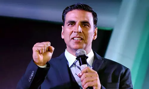 நடிகர் அக்‌சய் குமார் மகளிடம் ஆன்லைன் விளையாட்டில் அத்துமீறல்