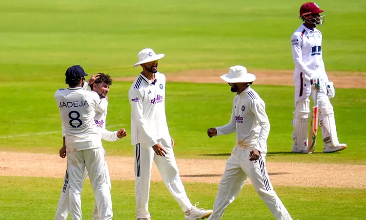 இந்தியாவுக்கு எதிரான டெஸ்ட்: விக்கெட்டுகளை இழந்து தடுமாறும் வெஸ்ட் இண்டீஸ்