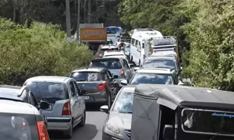 கொடைக்கானலில் 3-வது நாளாக கடும் போக்குவரத்து நெரிசல் - சுற்றுலா பயணிகள் அவதி