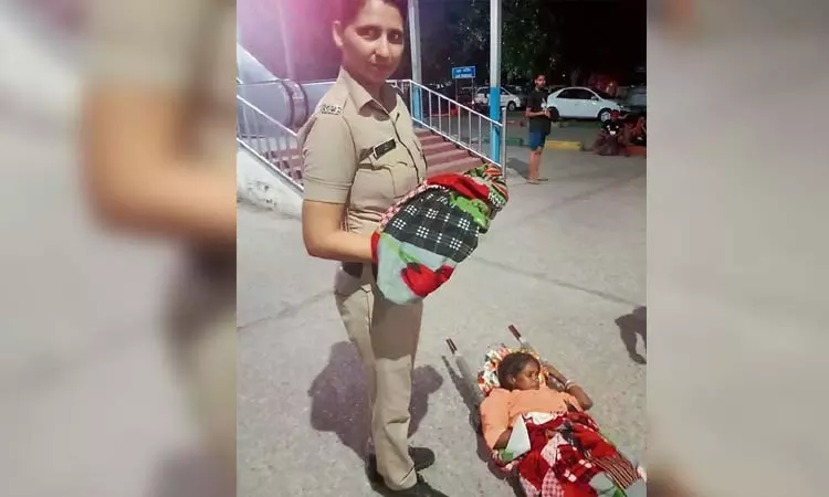 ஓடும் ரெயிலில் கர்ப்பிணிக்கு பிரசவ வலி; பெண் குழந்தை பிறந்தது...!