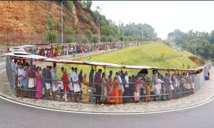 புரட்டாசி சனிக்கிழமை: திருப்பதியில் 18 மணிநேரம் காத்திருந்து பக்தர்கள் சாமி தரிசனம் புரட்டாசி சனிக்கிழமை: திருப்பதியில் 18 மணிநேரம் காத்திருந்து பக்தர்கள் சாமி தரிசனம்